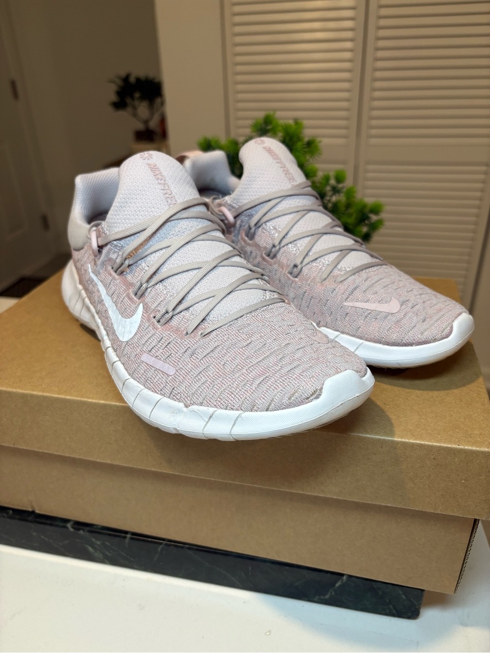 Nike Free Run 5.0 Soft Pink White Running Shoes, Womens size 7.5 - Picture 2 of 7